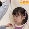 爸爸给女儿量身高，这么紧张是怎么回事啊