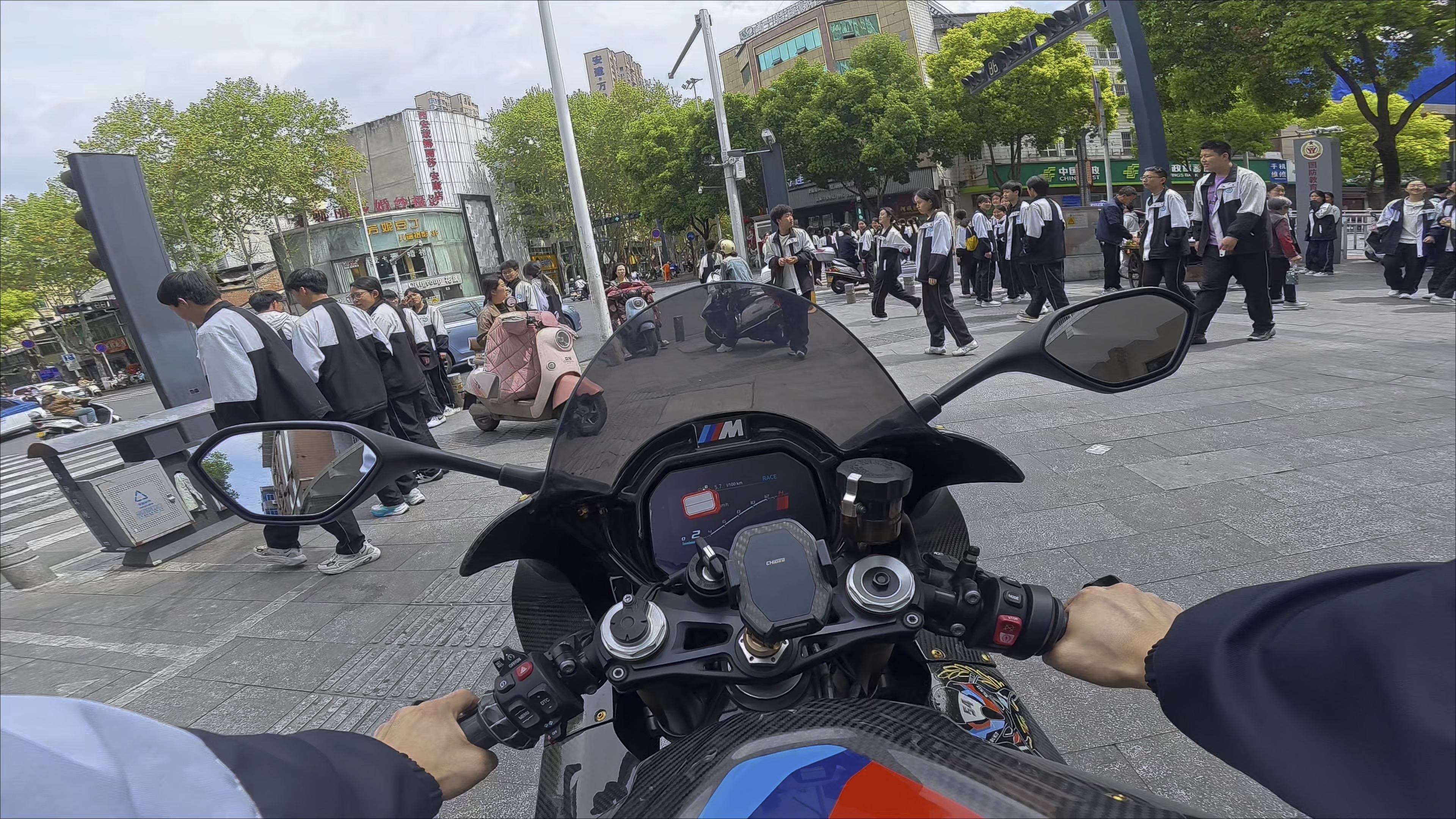 一放学就心跳砰砰 宝马s1000rr m1000rr 骑机车上学