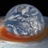 看！地球从木星的大红斑里面出来了
