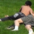 【中国式摔跤】两个男孩子在草地上练摔跤！