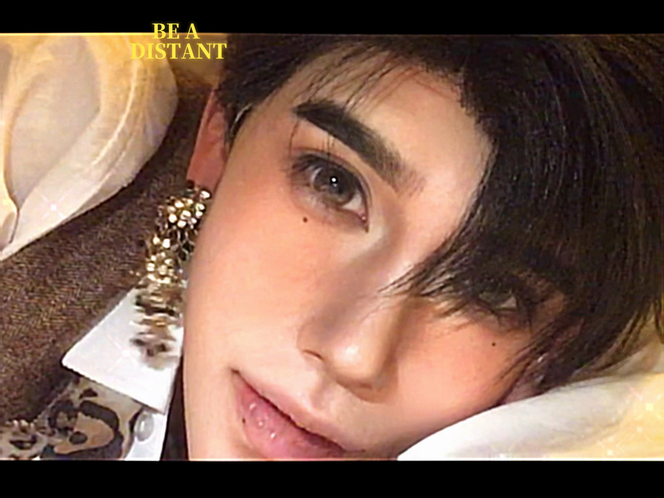 一位艳丽的东方男人