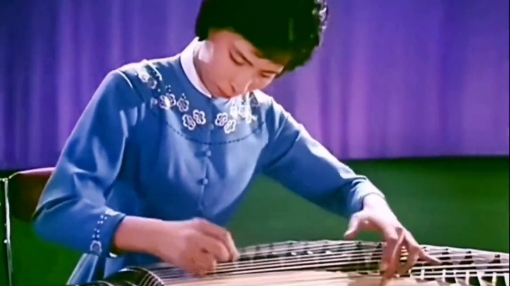 1976年王昌元古筝独奏《战台风》，手速堪称“无影手”，治愈系音乐，纯音乐分享给你。