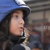 加沙11岁小女孩当战地记者 ：废墟上眼神坚毅，淡定报道现场说“我不害怕