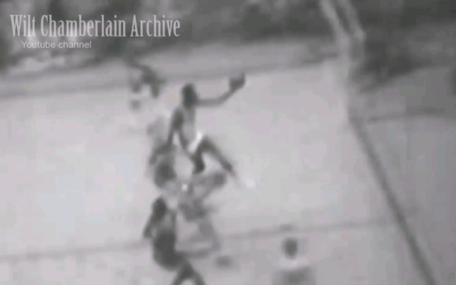1956美国NBA名宿绰号“指环王”的比尔拉塞尔在比赛中从罚球线外跳过对方球员上篮