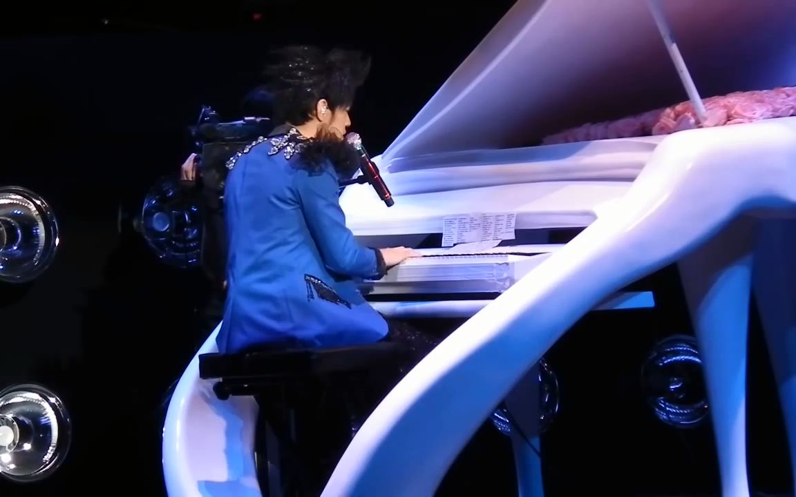 周杰伦钢琴秀自弹自唱烟花易冷太好听了2010超时代演唱会2492010