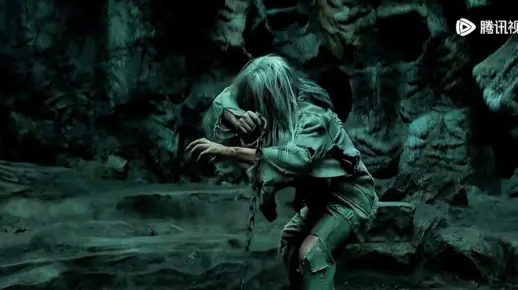 #枭起青壤# 预告28｜南山猎人以聂九罗为头带着炎拓下黑暗的柔山矿产，他们遇到了一个会鞭家路数的人枭，他究竟是什么来路？不知道