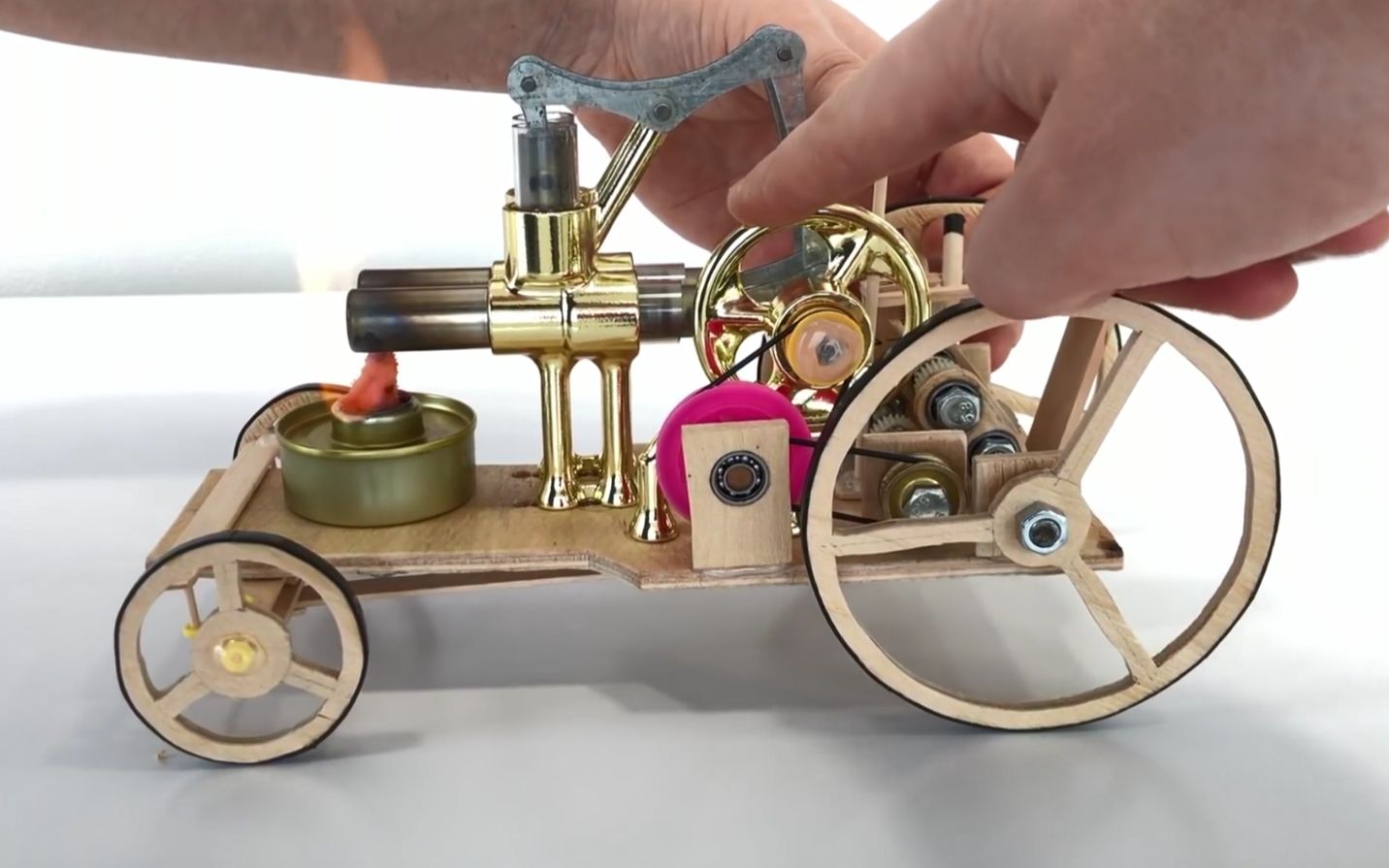用斯特林发动机打造模型小车，为什么汽车不用这种发动机？