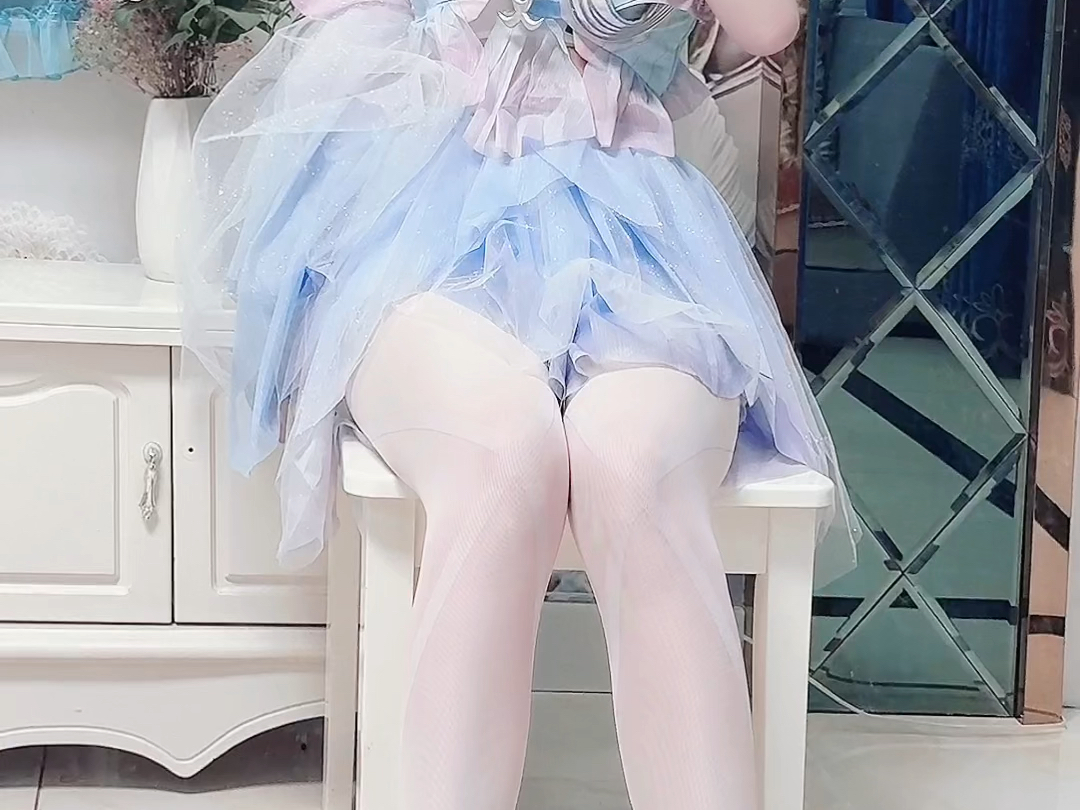 Brother, open the door. It's my sister-in-law.