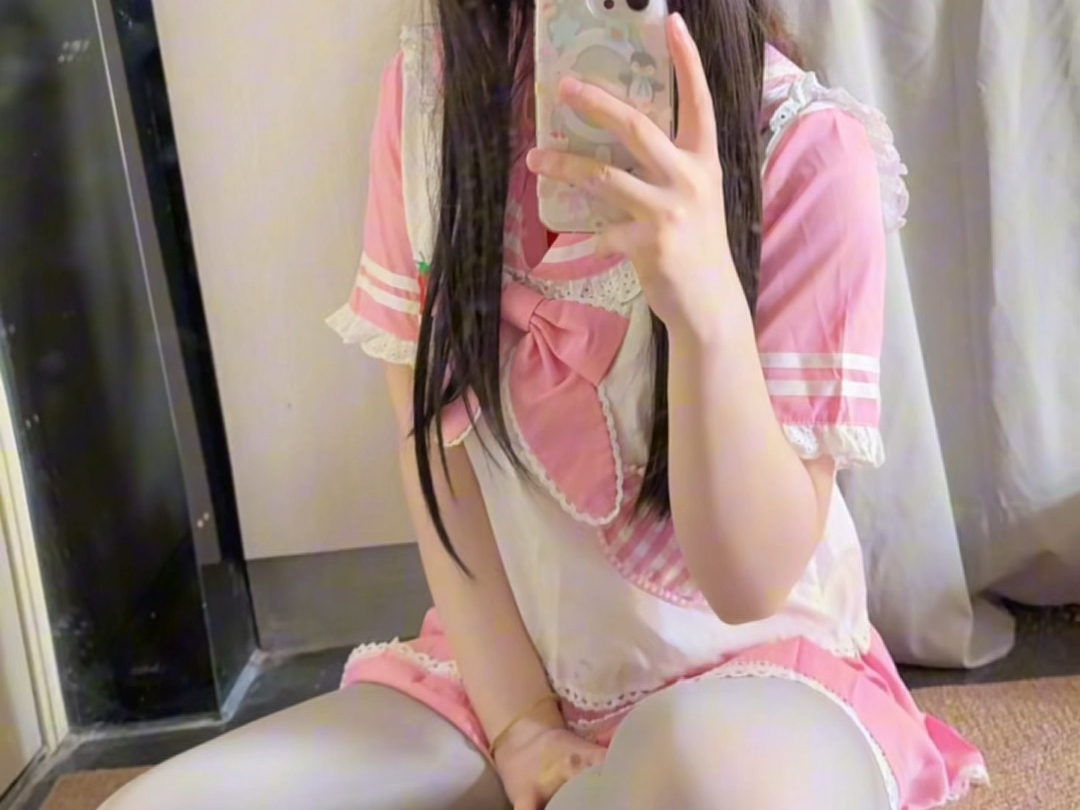 Today is a lovely pink outfit with gray silk . (Isn't it a little close