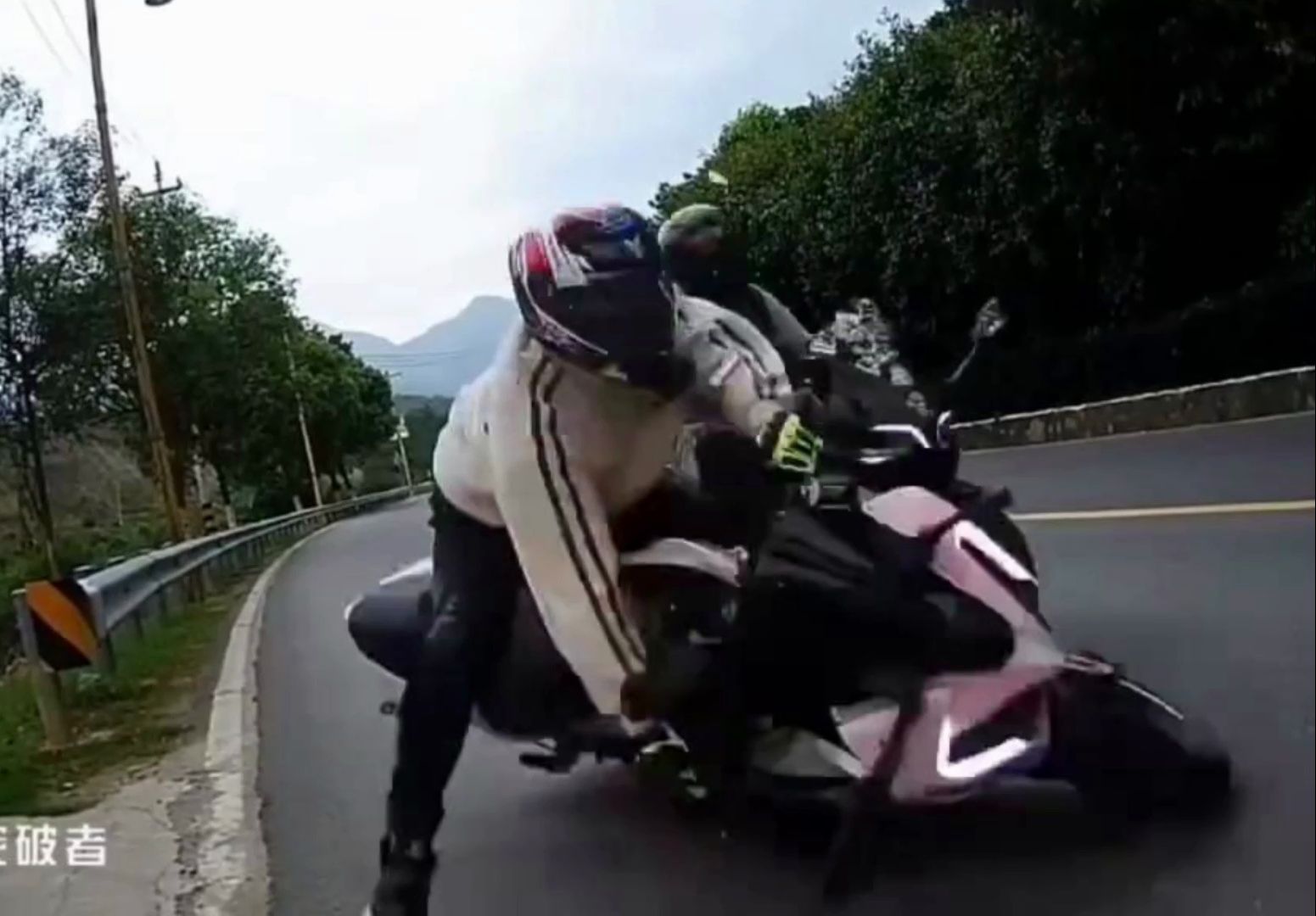 弯道不减速，骑摩托一定管住自己的油门。