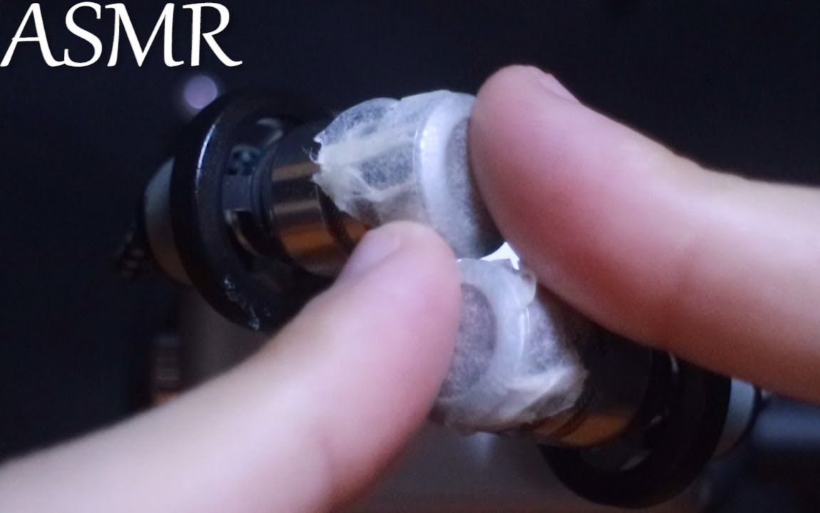 niku手指按压贴在麦克风口的双面胶模拟耳朵清洁intenseearcleaningno