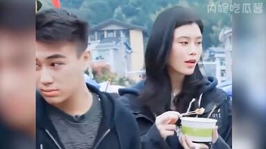 卧槽，果然不经意的炫富最为致命，<em class="keyword">何猷君</em>：这辈子没见过这么多破烂！