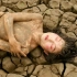 我用身体在老家的黄土 河流 泥沙中拍创作