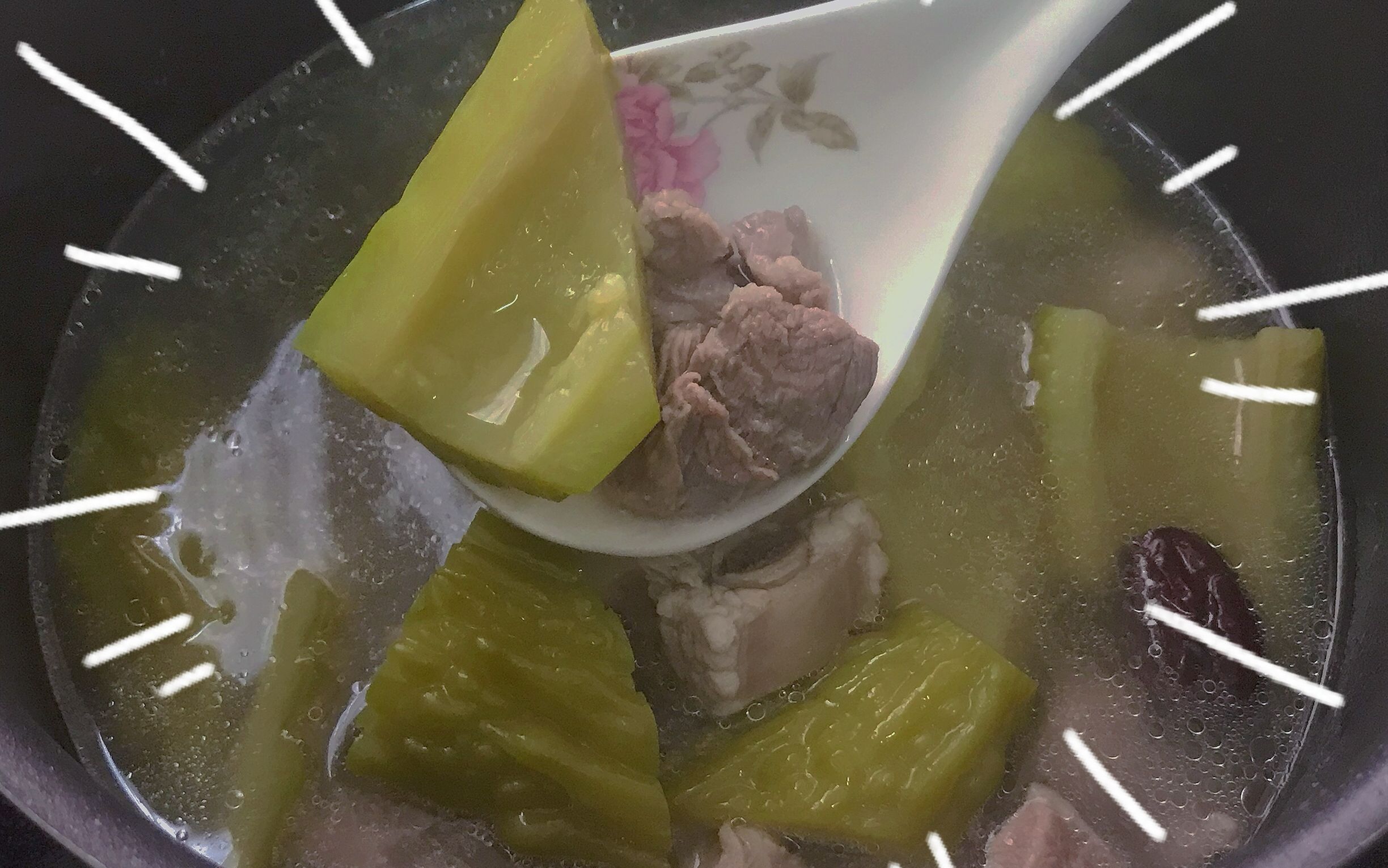 广东人夏天都爱喝的苦瓜排骨汤，教你详细做法，简单好喝又消暑！