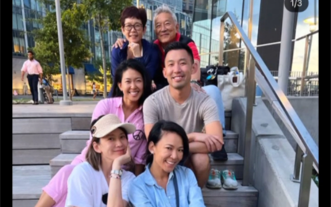 Melody 刘恭显女士在曼哈顿和家人度假欢得很，注意那个男的是她的弟弟，她家四姐弟，两个妹妹一个弟弟