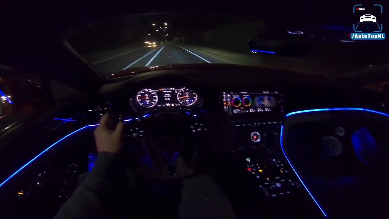 全新一代continental欧陆gt夜间驾驶