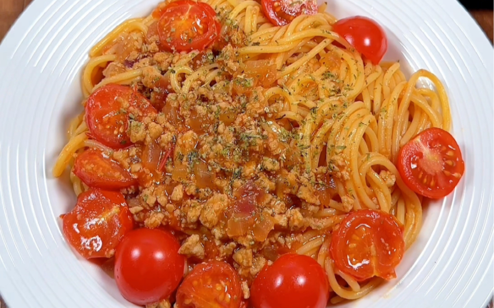 小朋友早餐：番茄肉酱意面🍝早上起来没有胃口的宝宝，一定要试试这款番茄肉酱意面，酸酸甜甜的小朋友可喜欢啦