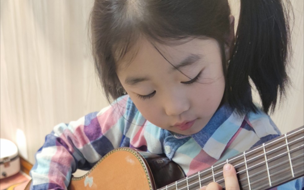 5岁半女孩学习吉他一整年全纪录 火箭般的后半年