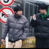 网友自拍时一位穿校服的女生误入镜头#不经意的闯入才最让人心动  心动瞬间