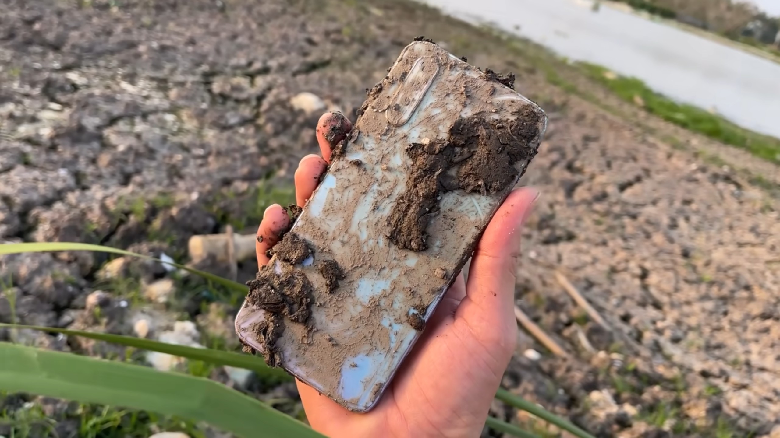 令人满意的放松体验，从泥滩里找到的Vivo S1手机被修复了。