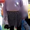 小女孩游乐场尿裤子，现场被妈妈暴力摔打，网友：这是亲妈吗