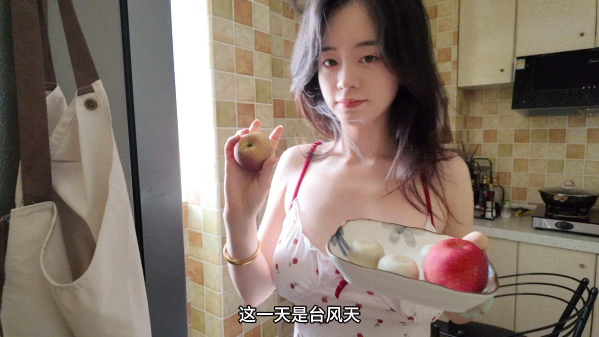 第1337期 你的异地恋女友日常报备：台风天宅家睡觉+巴威美食节吃五个外卖+睡午觉+做饭+学习+网球课
