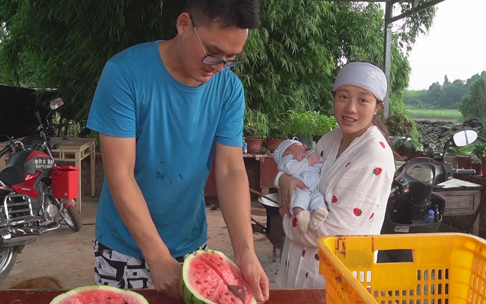 农村小妹儿想吃西瓜二娃跑到地里去给她摘表演豪横吃法