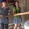 越南14岁女孩嫁给15岁少年，婚后生3个孩子，条件艰苦天黑才能洗澡