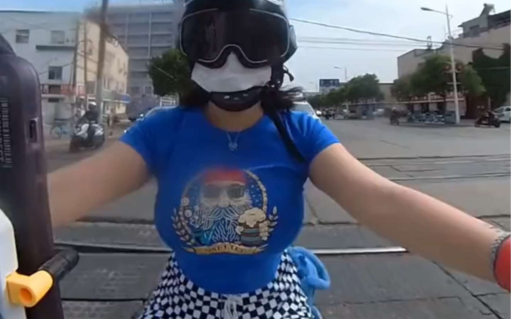 That's how female riders turned out to go over speed bumps!