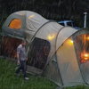 夫妻二人靠着顶超级帐篷，在暴风雨中野营，窝在里面睡觉极致享受奢华