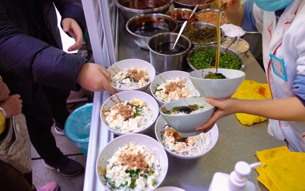 云南菜市场最火的摊，日卖2000碗的豆花米线，6元一碗，想吃抬着碗等