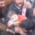 叙利亚救援人员用手刨，救出了一位小朋友，当他被抱出来的那一刻，所有人自发地欢呼起来。