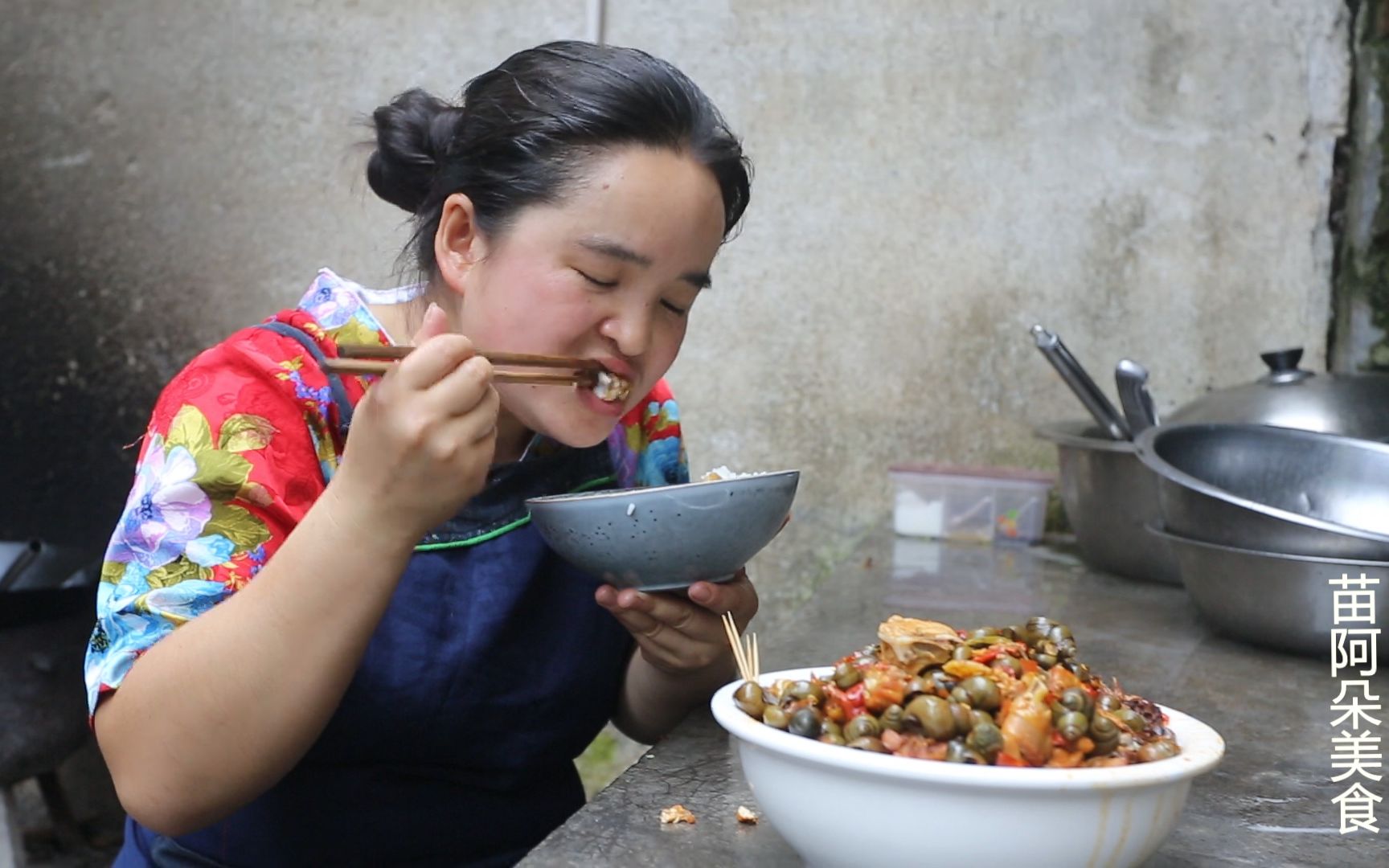 苗大姐做螺丝鸡,汤能泡饭,吸来吸去过瘾,和摄影师要来小酒