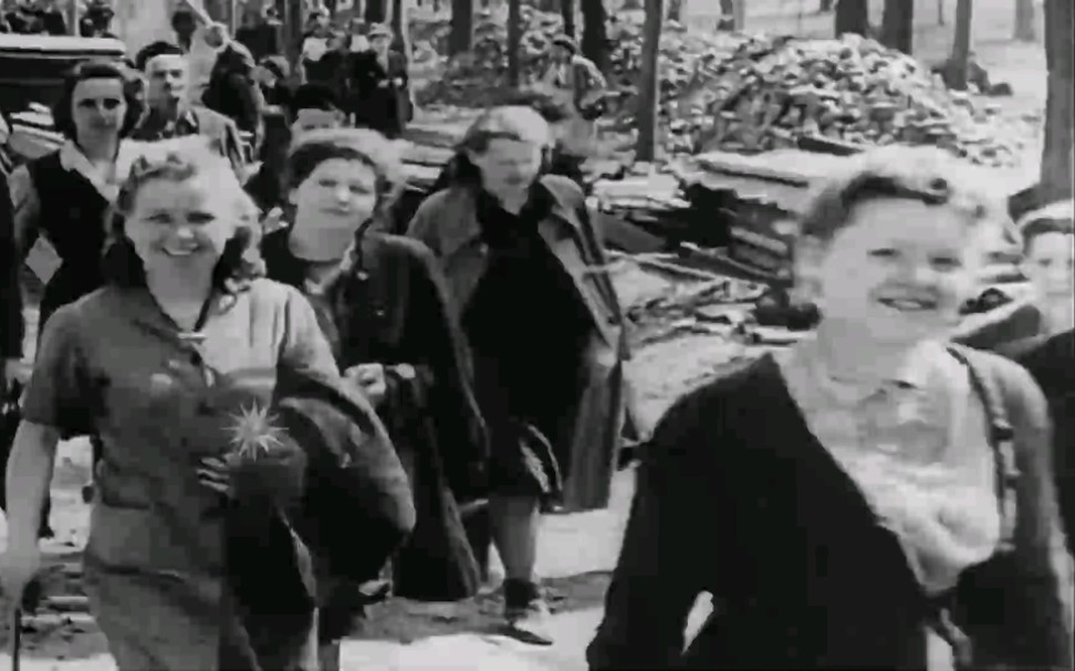 1945年美军强制德国人参观布痕瓦尔德集中营 民众当场吓晕