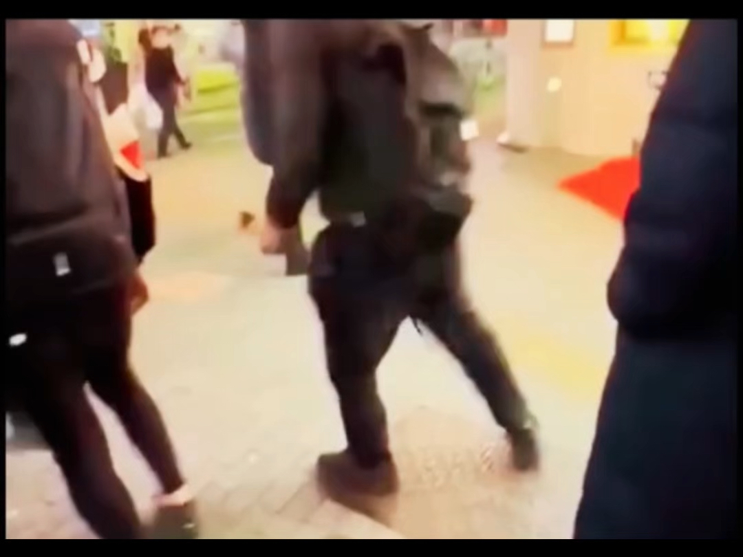 After drinking too much, he had the nerve to climb onto someone else’s car and stomp on it, and then got beaten up by some tough guys.