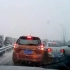 道路结冰连环事故，风雪回家路，安全第一别超速。