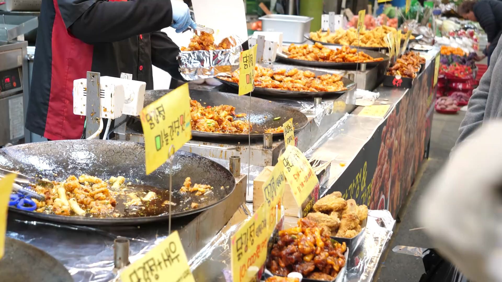 【韩国街头美食】深受食客喜欢的小吃店，有煎饺、炸年糕、关东煮~ - 哔哩哔哩