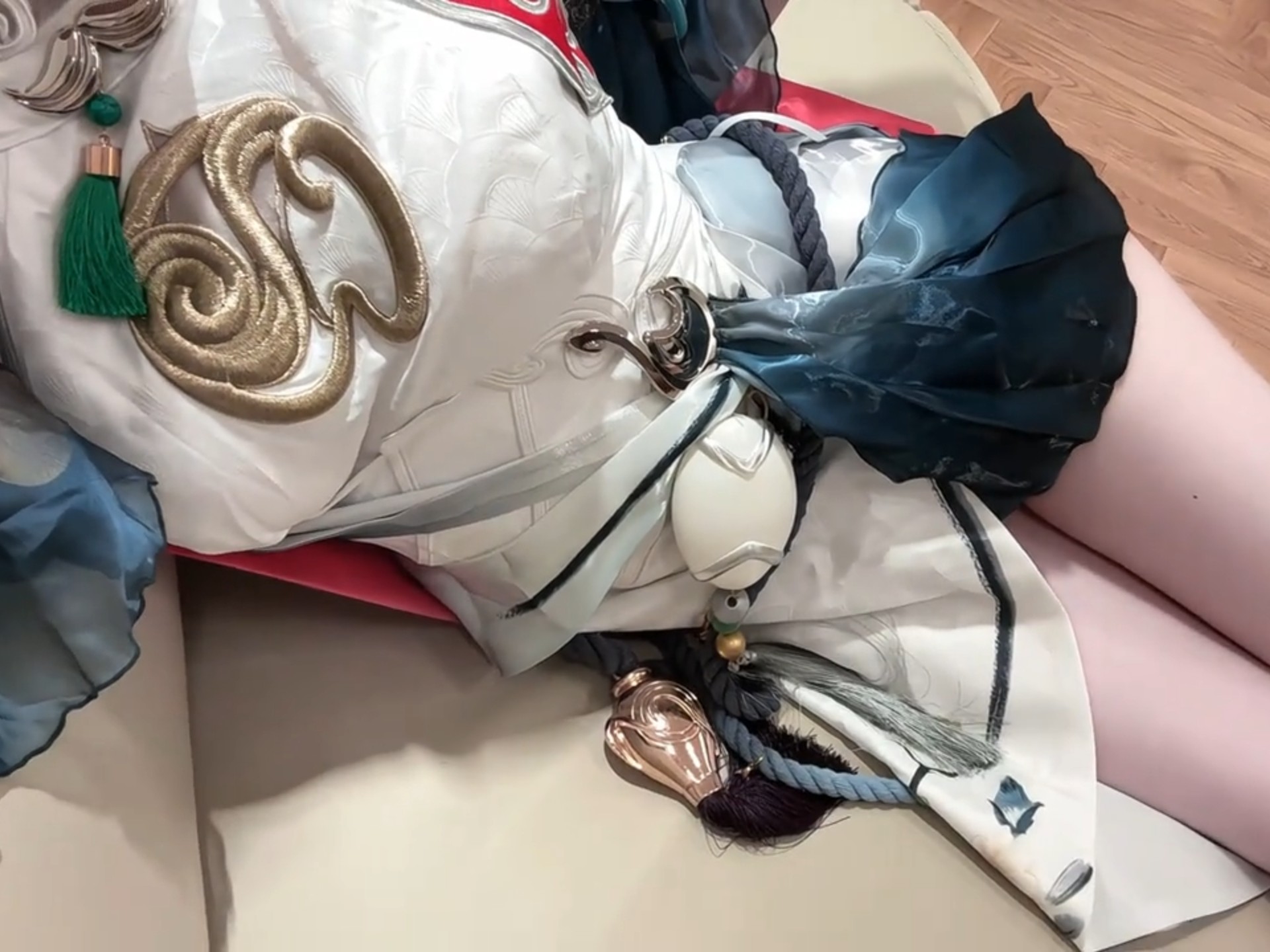 jade-like bones formed by heaven (idiom); impeccable integrity