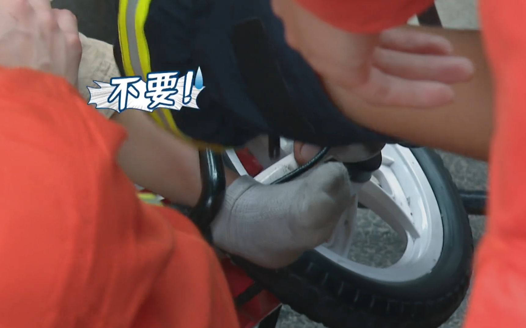 一个小男孩在骑车时，脚卡在了自行车的杆子和车架子之间，纪录片