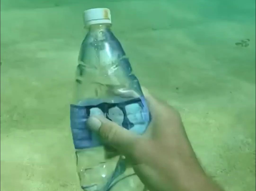 卧槽肺炸？！装满气体的瓶子在海底被水压挤压后再拿出水面会这样？
