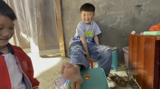 哥哥被挠脚心视频安排！原来他特别怕痒！弟弟也来凑热闹上来挠