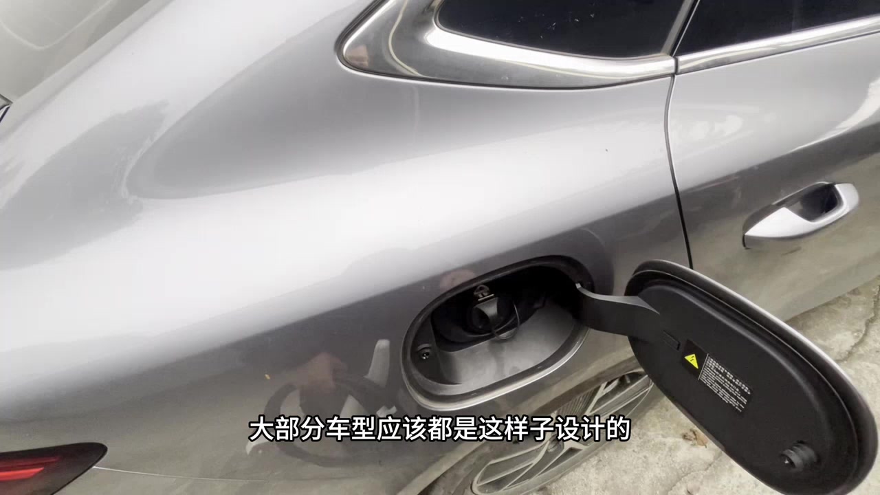 特斯拉车主吐槽比亚迪闪充桩反人类设计！
