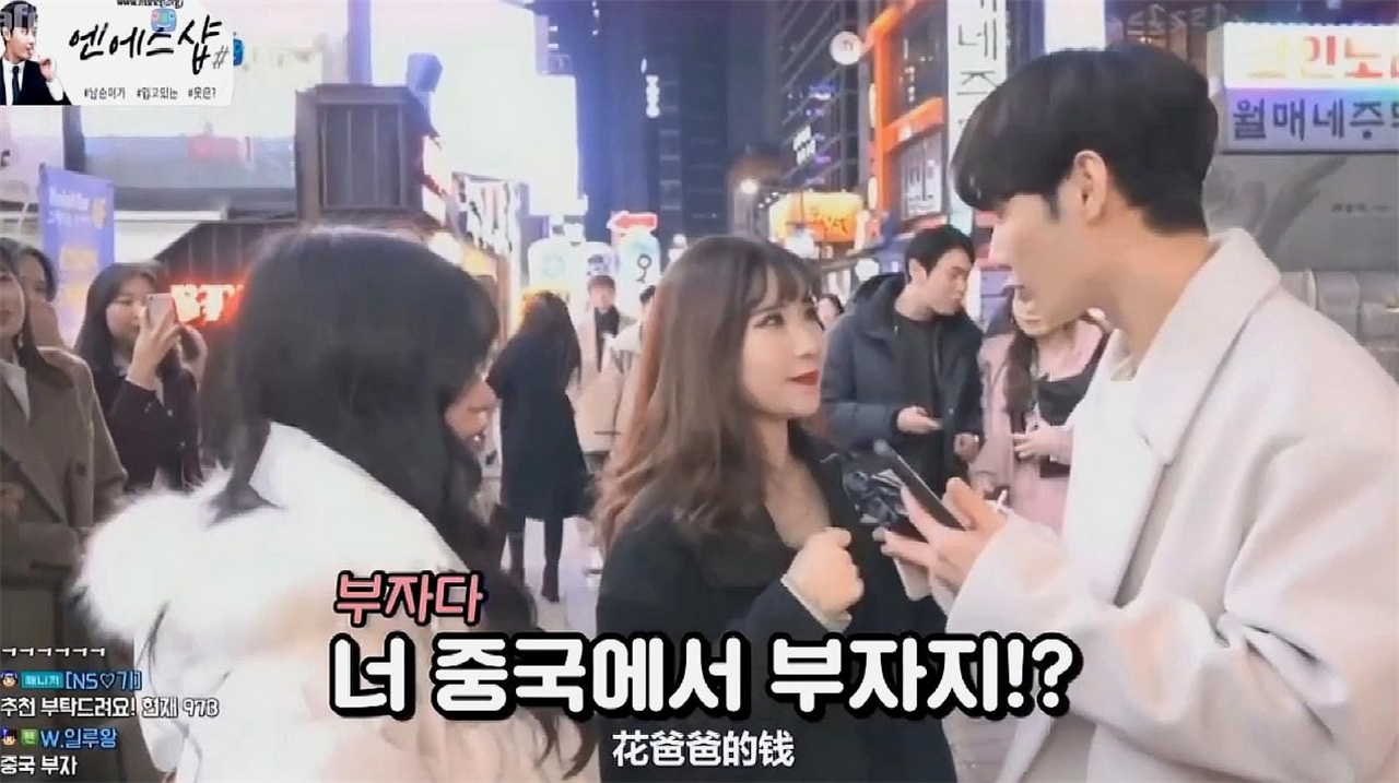 韩国博主偶遇中国留学生，发现女孩的包很贵，接下来反应很真实