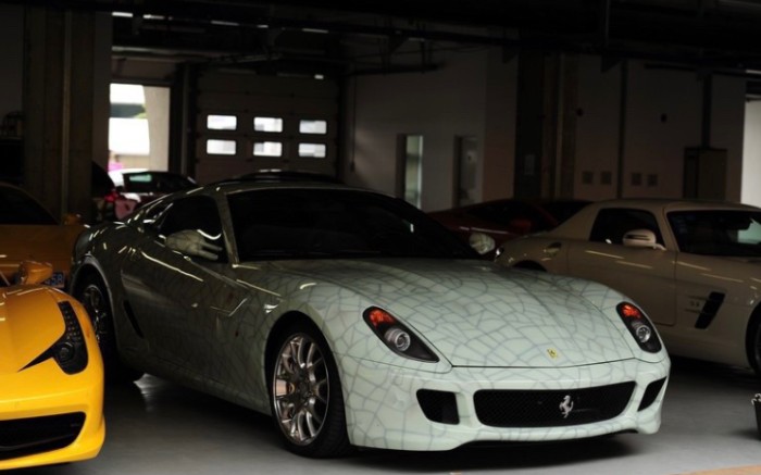 法拉利 599 GTB 青花瓷限量版  是中古国当代著名艺术家 卢昊 受法拉利之托设计的以瓷器为主题的限量版车型，全球仅此一部