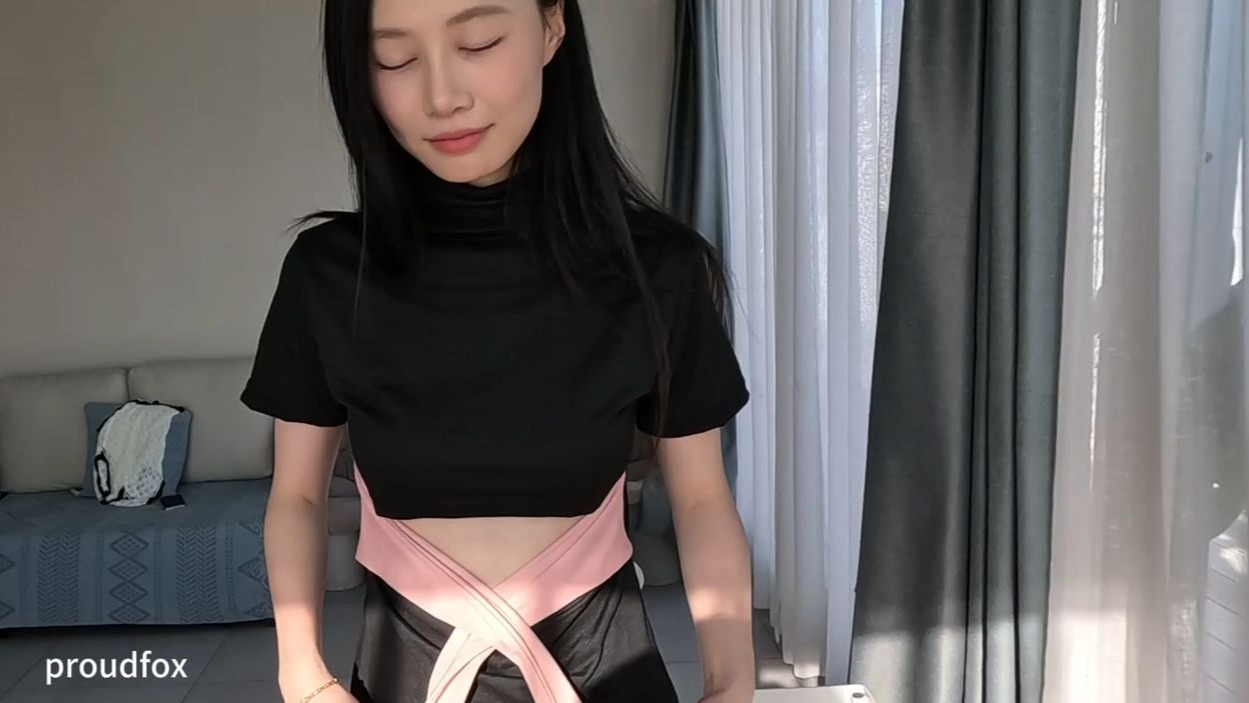 美美的可可展示一款巧妙的卫衣裙