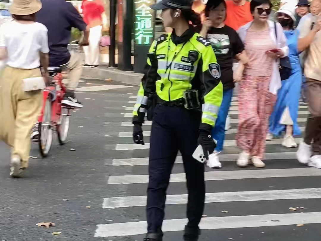 李语蔚小姐姐走在人群中都是那么亮眼