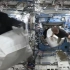 美籍宇航员偷带“猩猩服”上空间站捉弄同事，同事看到后瞬间逃命