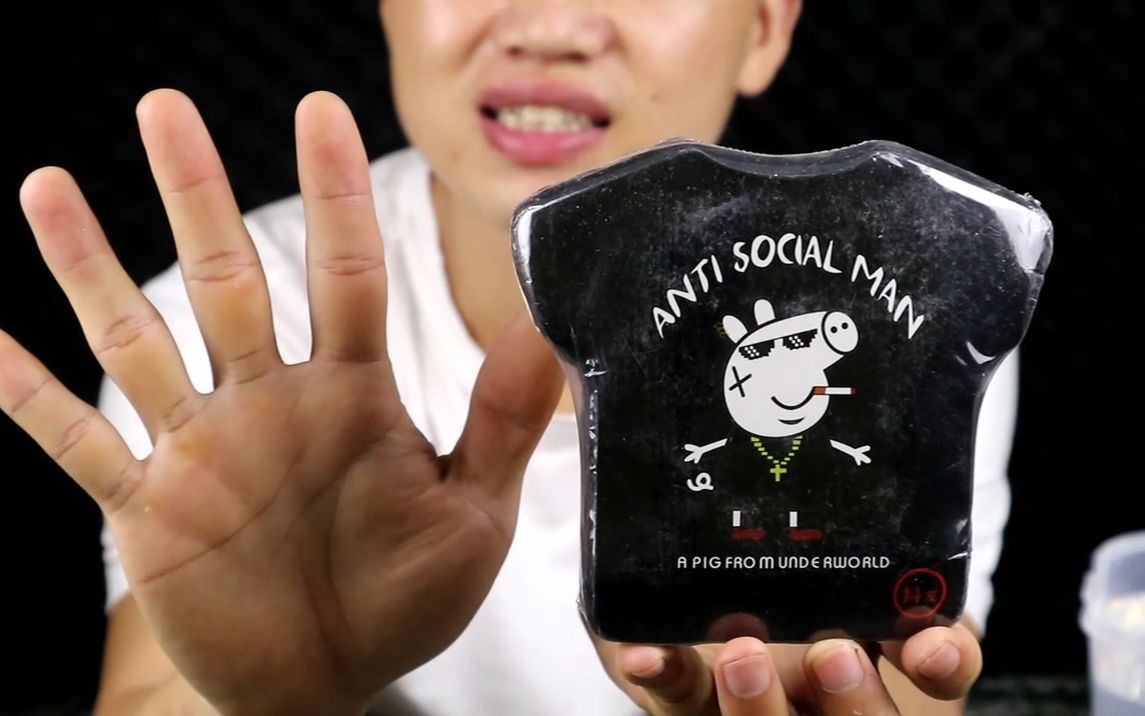 拆箱试玩49元一件压缩衣服，像压缩毛巾一样扔进水里就变形？