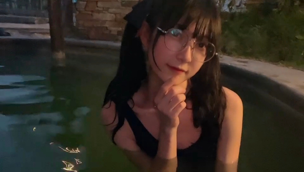 一起...泡温泉吗？