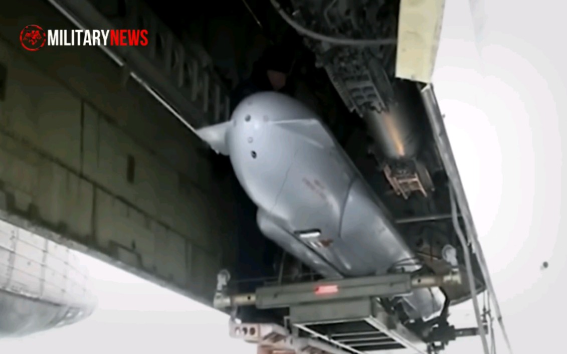 俄给图95的巨大转轮弹仓只装了一枚巡航导弹出战（射太多发也不好）